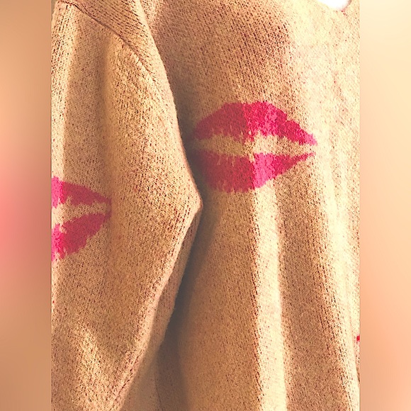 A Beautiful Soul Oversized Lip Design Fluffy Sweater. Woman’s Size b, 18/20 - Picture 8 of 10